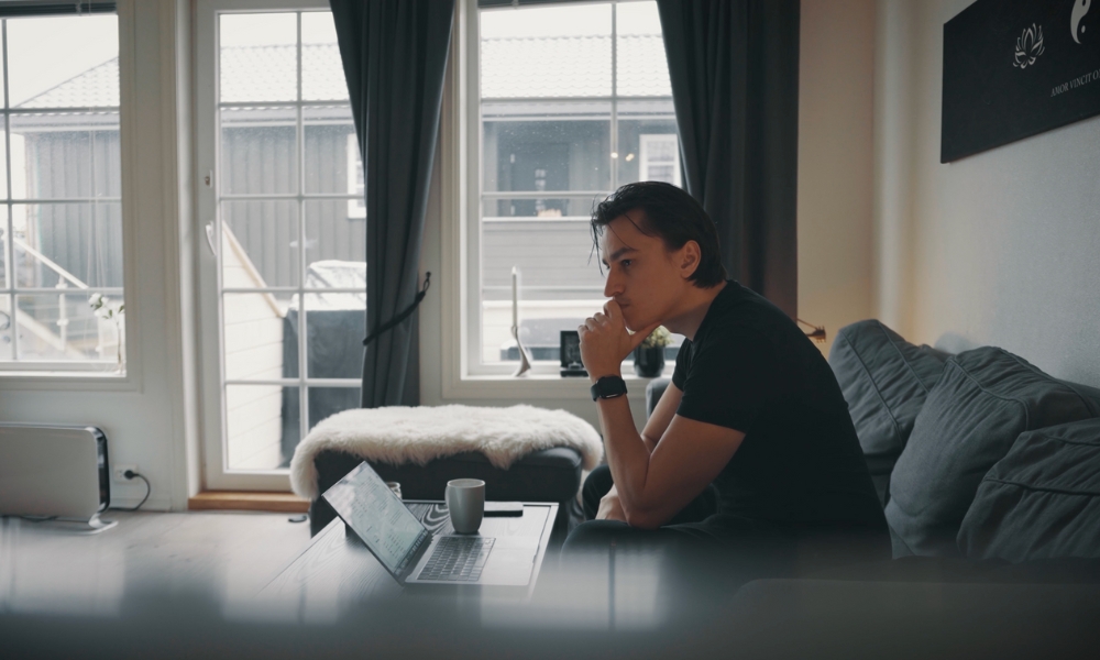 Carl fra Løken Media tenker ut plan for digitalt innhold, innholdsproduksjon og markedsstrategi